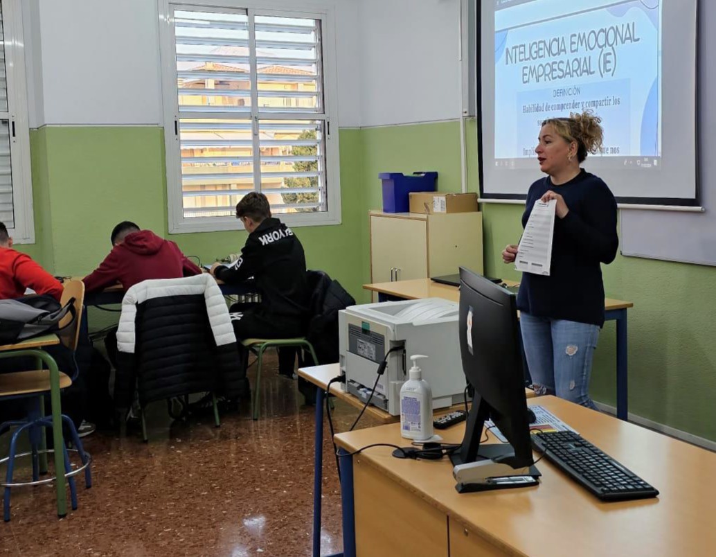 Talleres de emprendimiento (habilidades blandas). 